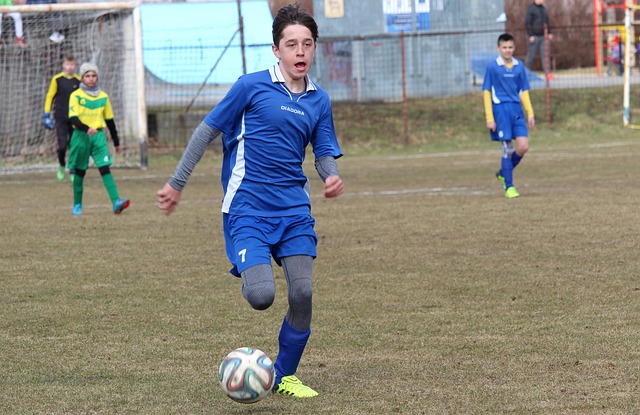 俄罗斯运动员谢尔盖-博伊在1800米高空踢球，挑战极限，引发热议。