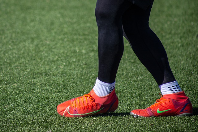 曼联在关键比赛中表现不佳，换人失误导致防守漏洞，边路优势被对手逆转，整体表现令球迷不满。